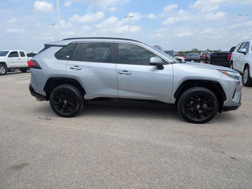 2022 Toyota RAV4 Hybrid SE
