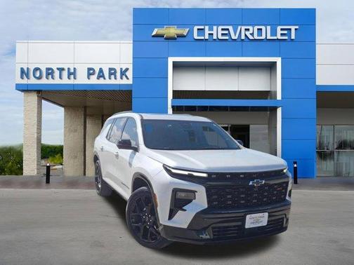 Iridescent Pearl Tricoat 2024 Chevrolet Traverse RS