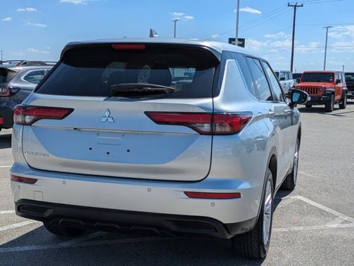 2024 Mitsubishi Outlander ES
