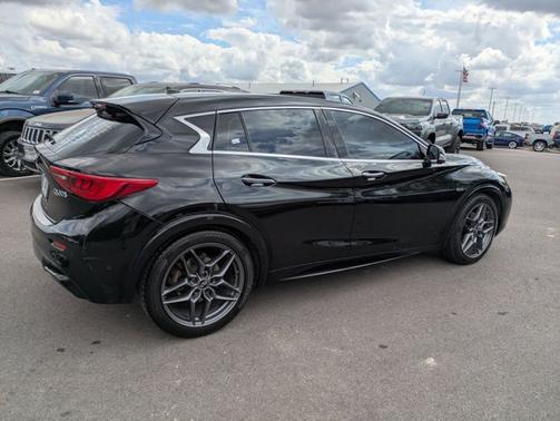 2017 INFINITI QX30 Sport