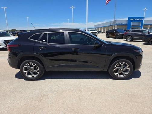 Mosaic Black Metallic 2025 Chevrolet Trax LT