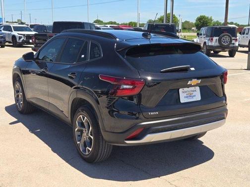 Mosaic Black Metallic 2025 Chevrolet Trax LT