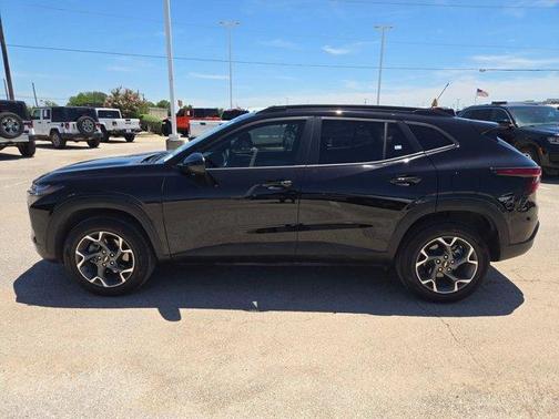 Mosaic Black Metallic 2025 Chevrolet Trax LT