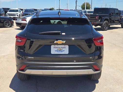 Mosaic Black Metallic 2025 Chevrolet Trax LT