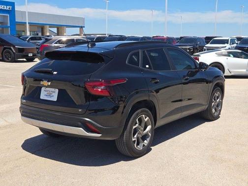 Mosaic Black Metallic 2025 Chevrolet Trax LT