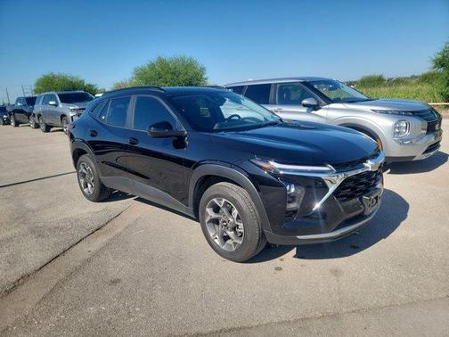 Mosaic Black Metallic 2025 Chevrolet Trax LT