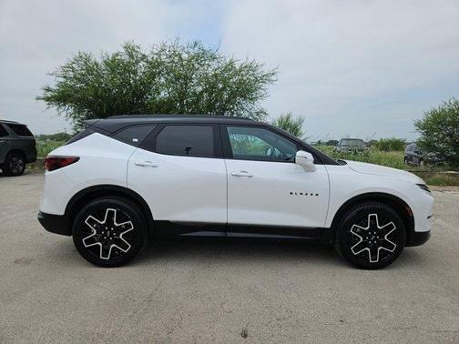 Iridescent Pearl Tricoat 2023 Chevrolet Blazer RS