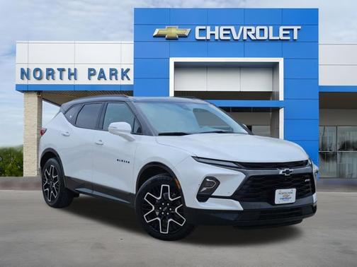 Iridescent Pearl Tricoat 2023 Chevrolet Blazer RS