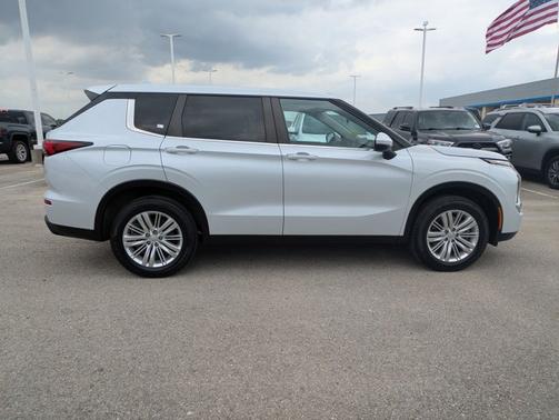 2022 Mitsubishi Outlander ES