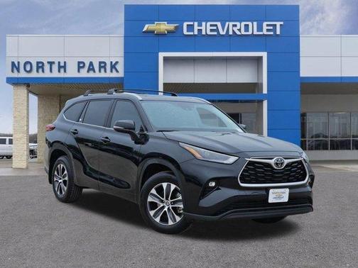 Black 2023 Toyota Highlander