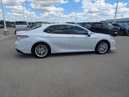 2020 Toyota Camry Hybrid XLE