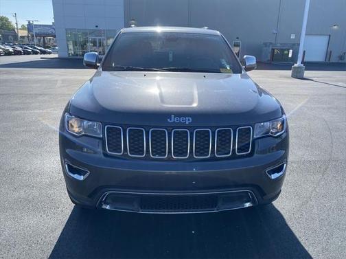 Photo 2 of 23 of 2017 Jeep Grand Cherokee Limited