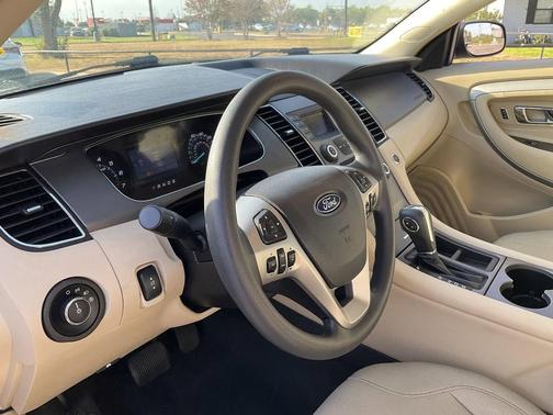 2017 Ford Taurus SE