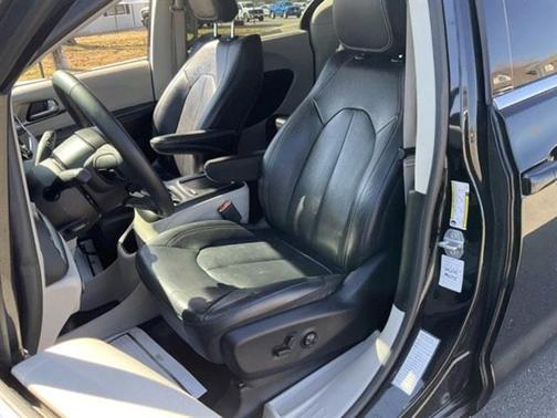 2022 Chrysler Pacifica Touring-L