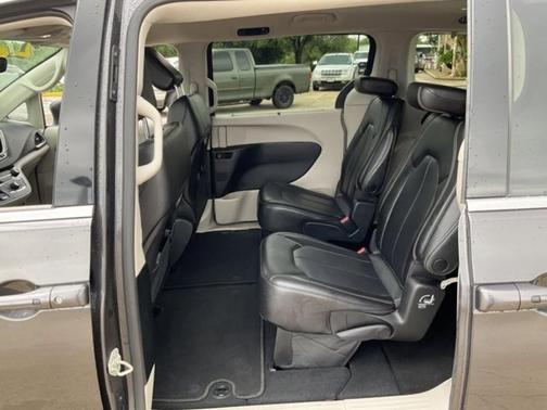 2023 Chrysler Pacifica Touring-L