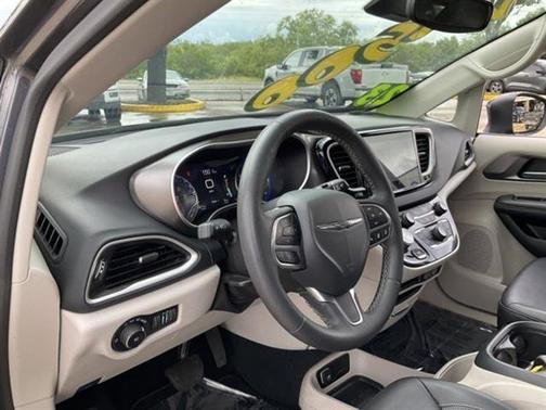 2023 Chrysler Pacifica Touring-L