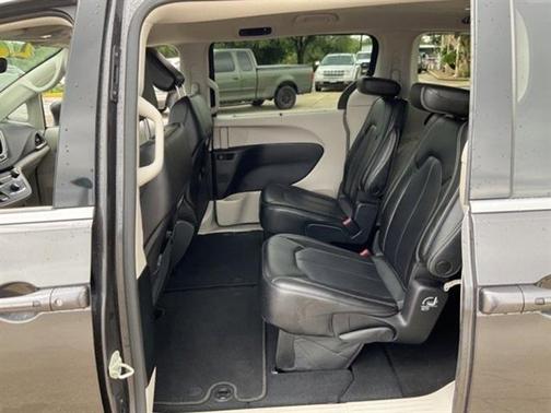 2023 Chrysler Pacifica Touring-L