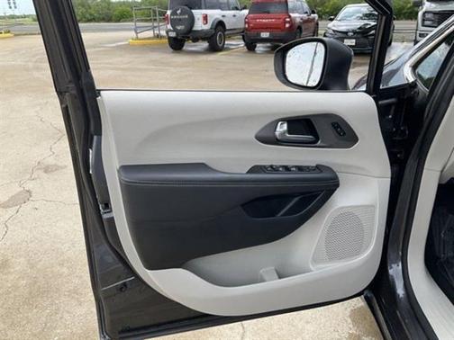 2023 Chrysler Pacifica Touring-L