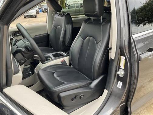 2023 Chrysler Pacifica Touring-L