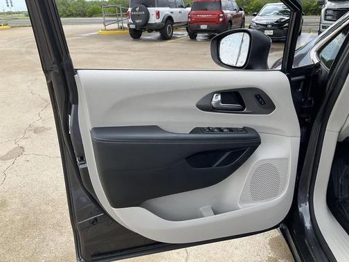 2023 Chrysler Pacifica Touring-L