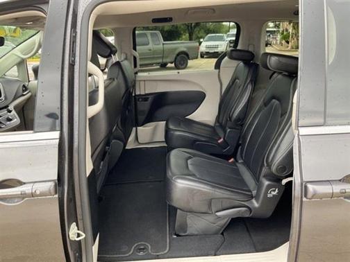 2023 Chrysler Pacifica Touring-L