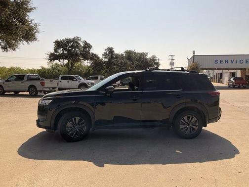 2022 Nissan Pathfinder SV