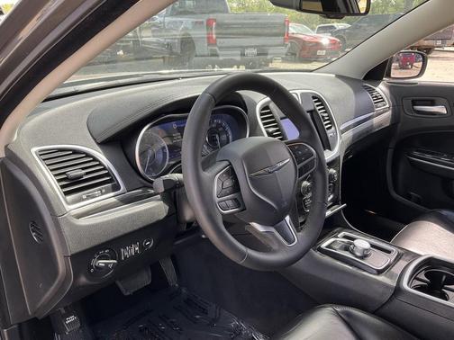 2022 Chrysler 300 Touring L