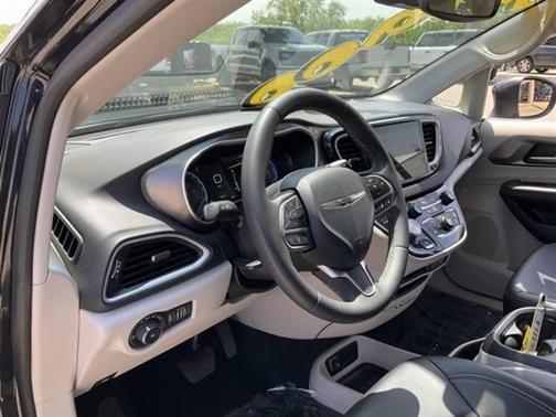 2023 Chrysler Pacifica Touring-L