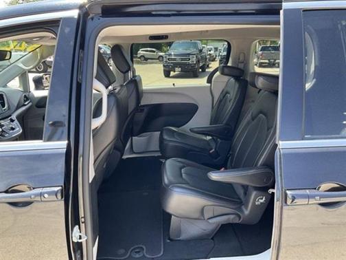 2023 Chrysler Pacifica Touring-L
