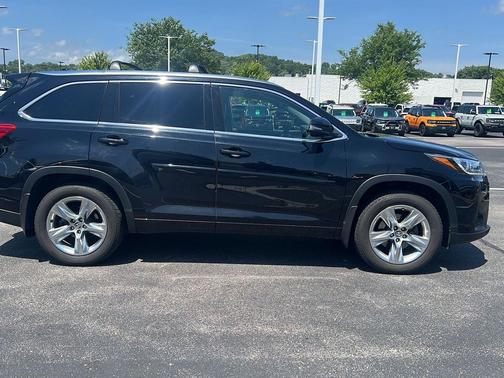 Midnight Black Metallic 2017 Toyota Highlander Limited