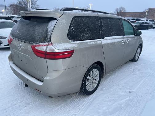 2016 Toyota Sienna XLE