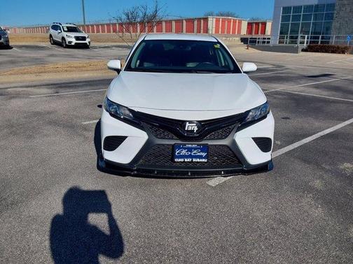 Photo 2 of 26 of 2020 Toyota Camry SE Nightshade