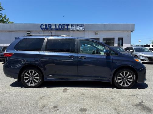 Parisian Night Pearl 2019 Toyota Sienna LE