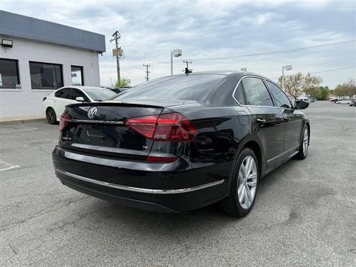 Deep Black Pearl Metallic 2018 Volkswagen Passat 2.0T SEL Premium