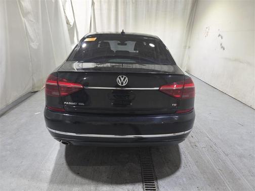 Deep Black Pearl Metallic 2018 Volkswagen Passat 2.0T SEL Premium