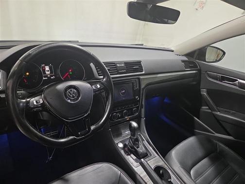 Deep Black Pearl Metallic 2018 Volkswagen Passat 2.0T SEL Premium