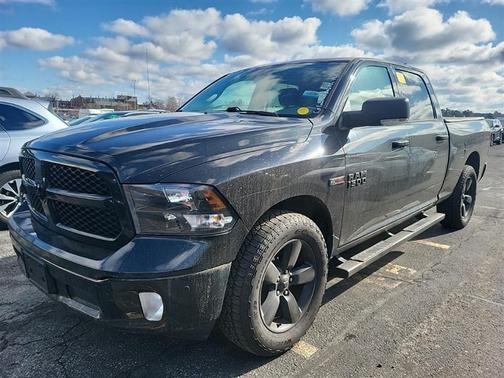 Brilliant Black Crystal Pearlcoat 2018 RAM 1500 Big Horn