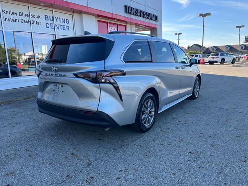 2024 Toyota Sienna XLE
