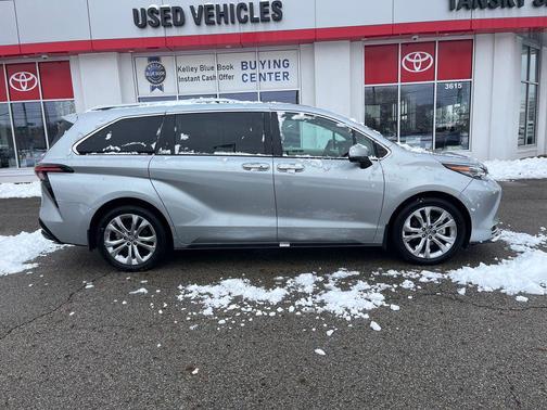 2024 Toyota Sienna Platinum