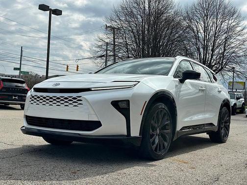 Oxygen White 2025 Toyota Crown Signia Limited