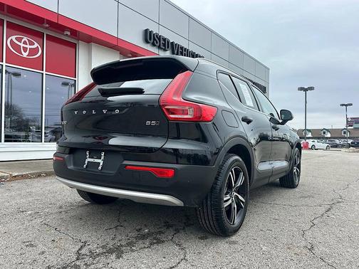 2025 Volvo XC40 B5 Core Bright Theme