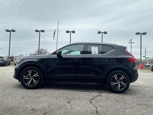 2025 Volvo XC40 B5 Core Bright Theme