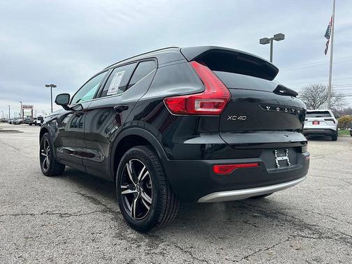 2025 Volvo XC40 B5 Core Bright Theme