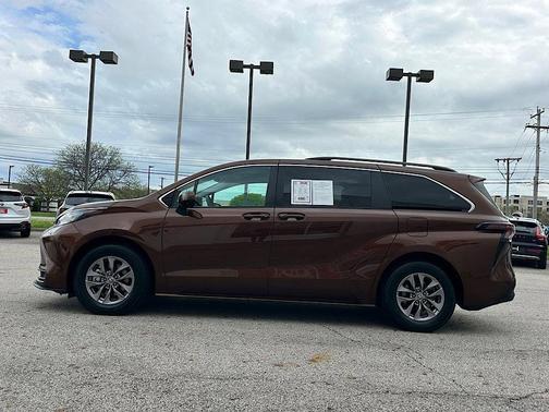 2023 Toyota Sienna LE