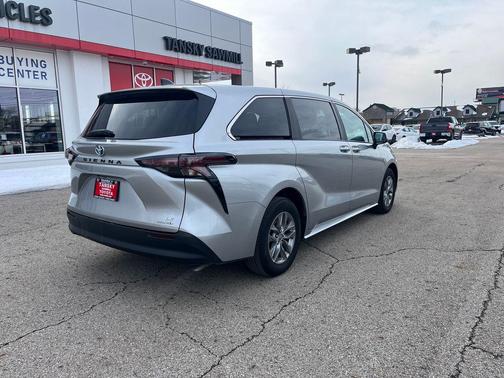 2024 Toyota Sienna LE