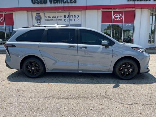 2025 Toyota Sienna Woodland Edition