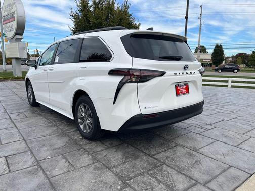 2025 Toyota Sienna LE