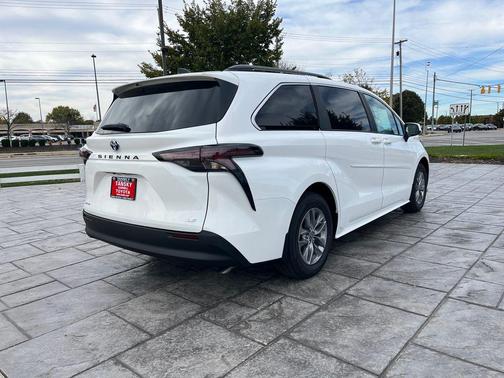 2025 Toyota Sienna LE