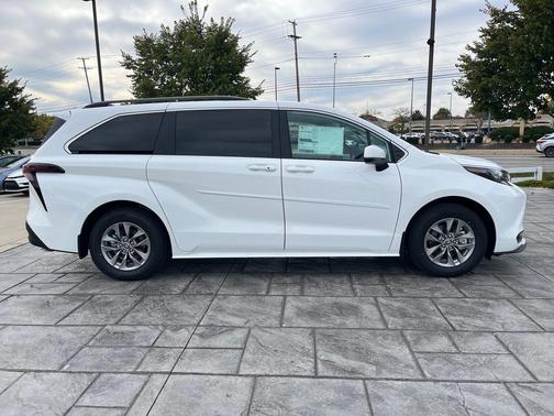 2025 Toyota Sienna LE