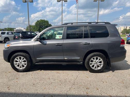 2016 Toyota Land Cruiser Base